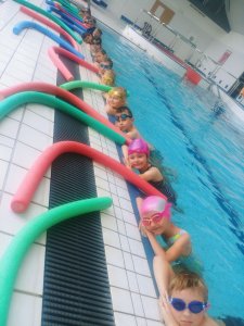 Dzieci w czasie zajęć pływackich